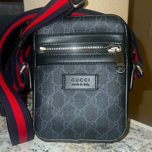GUCCI: GG BLACK SMALL MESSENGER BAG